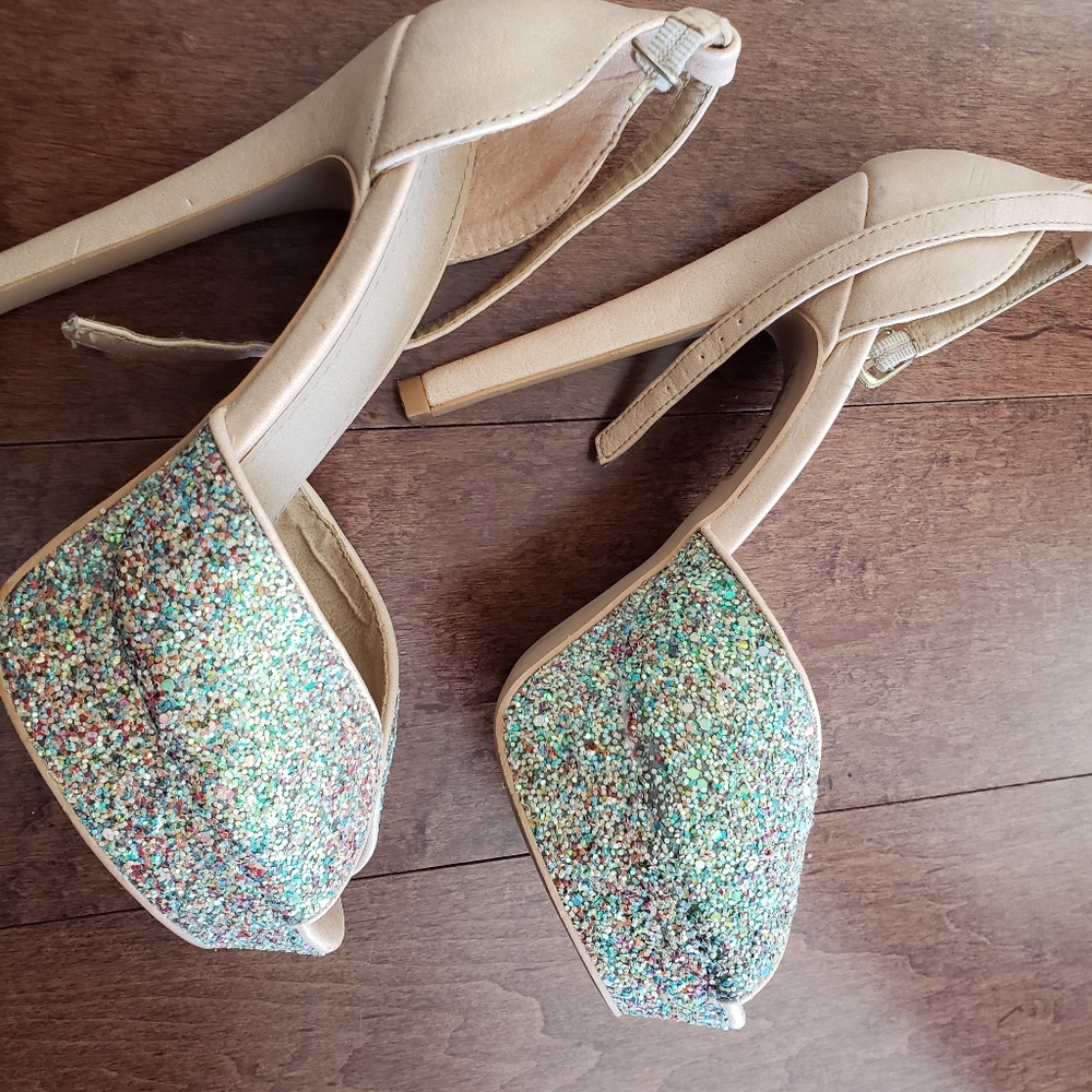 Heels - Picture 3 of 3